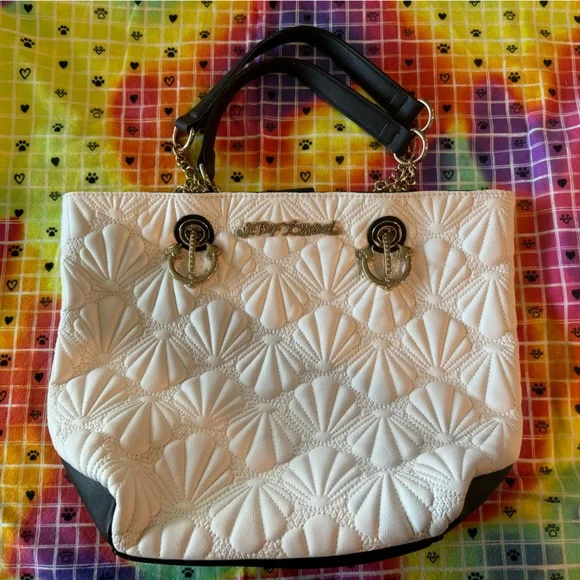Betsey Johnson Quilted Sea Shell Bag - Picture 1 of 12